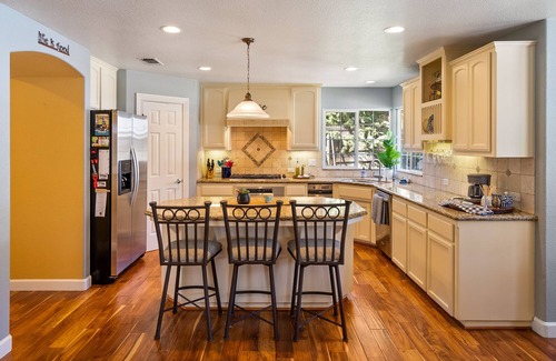 Templeton House | Behind The Red Door/Pool/Middle of Wine Country/Private/Gated/Pool Table