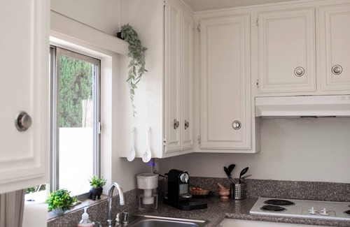 Westwood Apartment | Bel Air & Beverly Hills - Charming & Bright/Top Floor Apartment: 2 Bed & 2 Bath