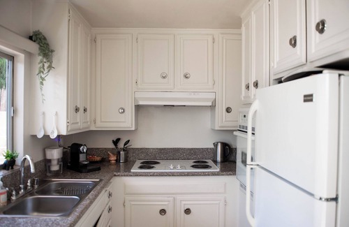 Westwood Apartment | Bel Air & Beverly Hills - Charming & Bright/Top Floor Apartment: 2 Bed & 2 Bath