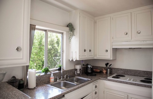 Westwood Apartment | Bel Air & Beverly Hills - Charming & Bright/Top Floor Apartment: 2 Bed & 2 Bath