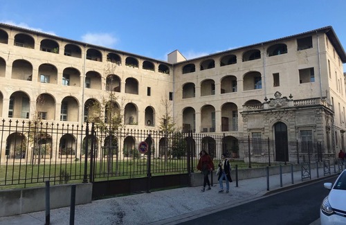 Avignon City Centre Apartment | Bel appartement historique au coeur d'Avignon/beautiful apartment in Avignon