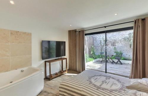 Sainte-Anne - Faubourg Noyon Apartment | Bel appartement rdc détente Balnéo & Ciné & Terrasse proche Centre Gare Amiens