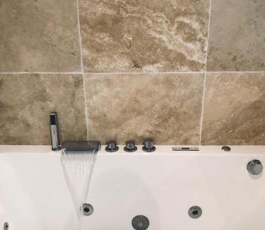 Sainte-Anne - Faubourg Noyon Apartment | Bel appartement rdc détente Balnéo & Ciné & Terrasse proche Centre Gare Amiens