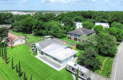 Clear Lake Shores House | Bel · Boardwalk POOL Home w Bikes and Boat Parking