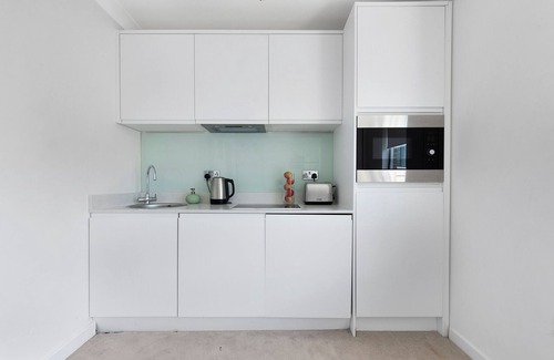 Belgravia Apartment | Belgravia Apartment by MoreThanStays | Lift