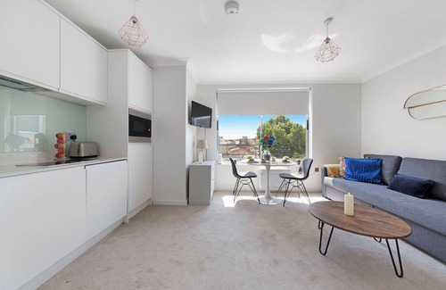 Belgravia Apartment | Belgravia Apartment by MoreThanStays | Lift