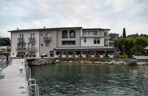Portese Hotel | Bella Hotel & Restaurant with private dock for mooring boats