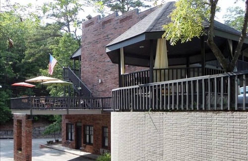 Eureka Springs Historic District Apartment | Bella Paradiso Condo 6 - King Studio with Kitchenette - Walk to Downtown, Free P