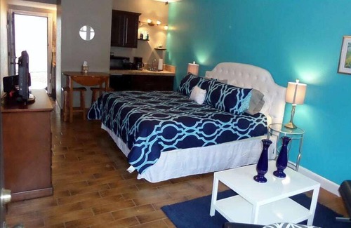 Eureka Springs Historic District Apartment | Bella Paradiso Condo 6 - King Studio with Kitchenette - Walk to Downtown, Free P