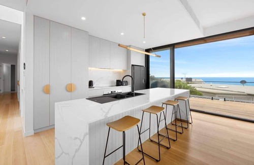 Fairhaven House | Bella Vista I Ocean Views I Walk to Beach