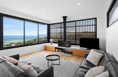 Fairhaven House | Bella Vista I Ocean Views I Walk to Beach