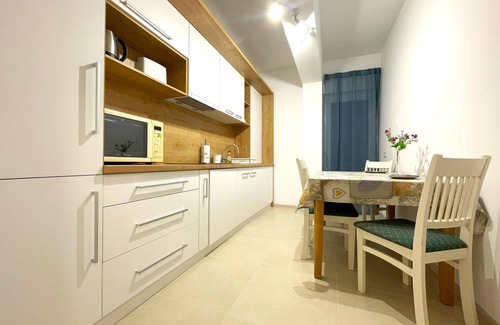 Tractorul Apartment | Bella Vista Red Apartment: 3 km to Hiking