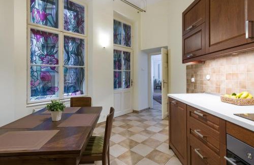 City Centre Apartment | Belle Epoque II, luxury suite 50m to Main Square