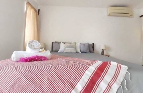 Tamarin House | Belle Maison de 3 Chambres en Suite Située à 10 Minutes à Pieds de la Plage!