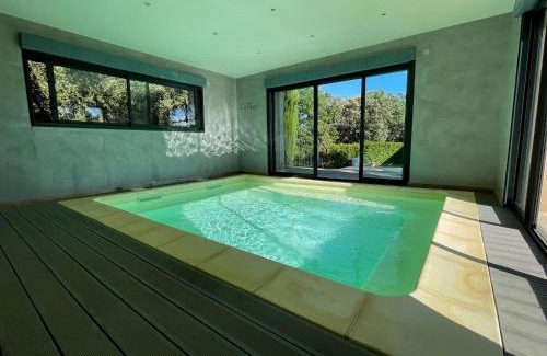 Grignan Villa | Belle villa avec piscine intérieure et piscine extérieure Gite Les Aiguiers