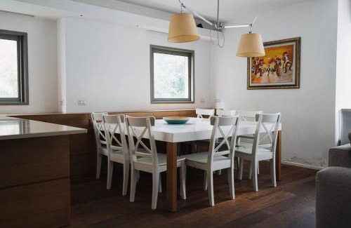 Tel Aviv Apartment | Ben Gurion 2 Bedroom With Free Parking By Vacay