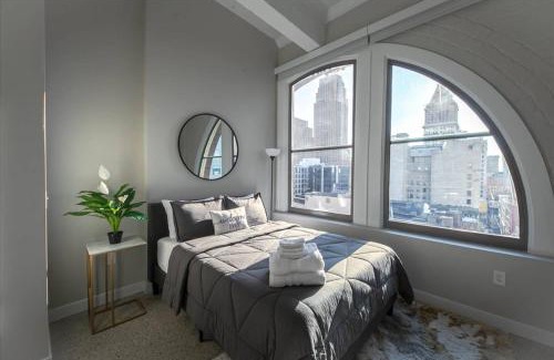 Downtown Cincinnati Apartment | Bengals Paycor Reds 6 min Walk Free Parking