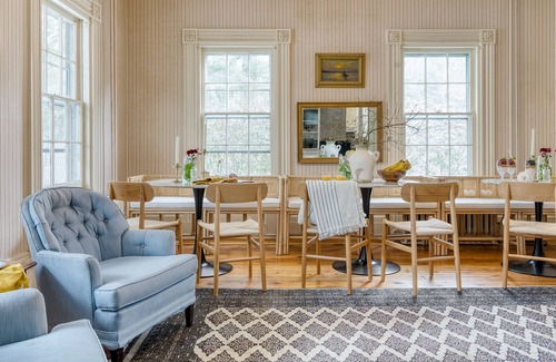 Egremont House | Benjamin Room at Egremont Village Inn by AvantStay | Live Music & Bar