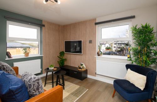 Plasnewydd House | Benjamin Suite - Modern 3BR Apartment with Parking & WIFI
