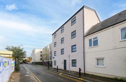 Plasnewydd House | Benjamin Suite - Modern 3BR Apartment with Parking & WIFI