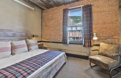 Silverton Hotel | Benson Lodge Room -2