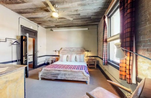 Silverton Hotel | Benson Lodge Room -2