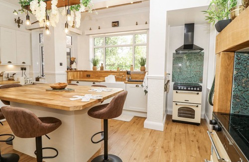 Ridgeway Cottage | BENTFIELD HOUSE, pet friendly, with open fire in Whiston