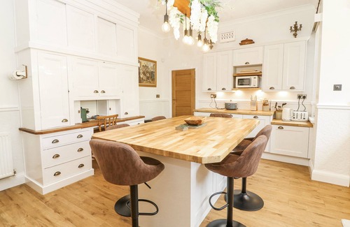 Ridgeway Cottage | BENTFIELD HOUSE, pet friendly, with open fire in Whiston