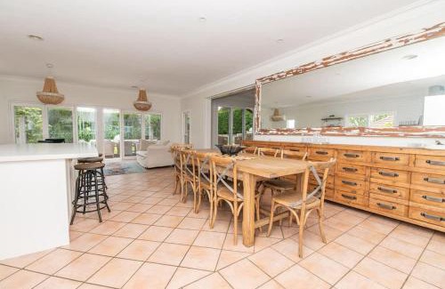 Orange House | Benview Cottage - CBD, Sleeps 8, Pizza Oven