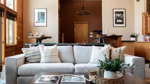 Eagle Mountain Estates House | Bernard by AvantStay Luxurious Cabin in Big Bear w Hot Tub Pool Table