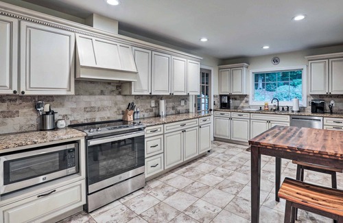 Bernardsville House | Bernardsville Abode w/Private Pool + Patio!