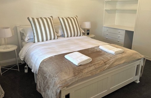 Bowral Cottage | Berwyn Cottage Bowral, cosy and inviting, 1 minute walk to Bowral central.