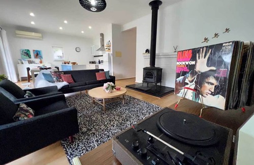 Bright House | Bespoke Holiday House. Central location on Delany Avenue in Bright. Dog friendly