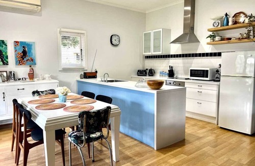 Bright House | Bespoke Holiday House. Central location on Delany Avenue in Bright. Dog friendly
