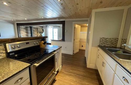 Kings County House | Bespoke Lake Cottage