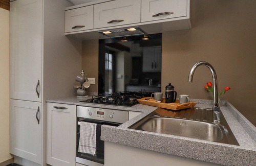 Lumbutts Cottage | BESS COTTAGE, romantic, with a garden in Cragg Vale