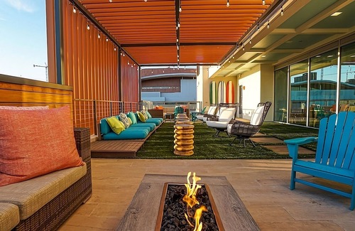 Sobro House | Best Find! Outdoor Pool, Pets Allowed, Live Entertainment, Music City Center!