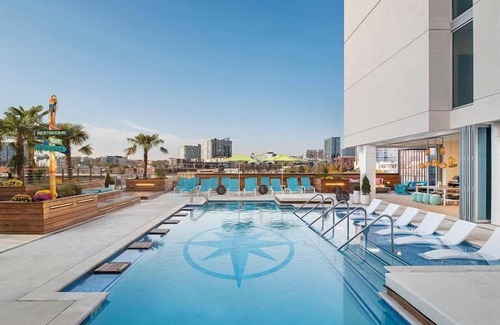 Sobro House | Best Find! Outdoor Pool, Pets Allowed, Live Entertainment, Music City Center!