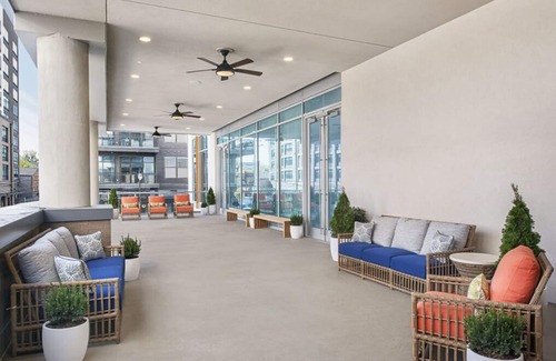 Sobro House | Best Find! Outdoor Pool, Pets Allowed, Live Entertainment, Music City Center!