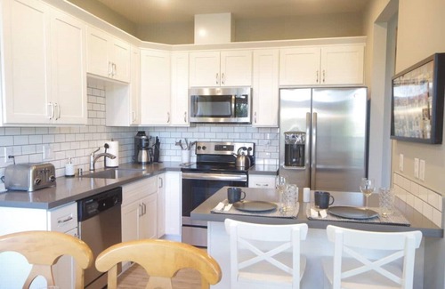 Parkland House | Best House in Parkland. 4br Sleeps 10. Brand New!