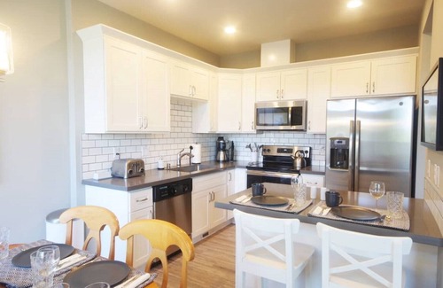 Parkland House | Best House in Parkland. 4br Sleeps 10. Brand New!