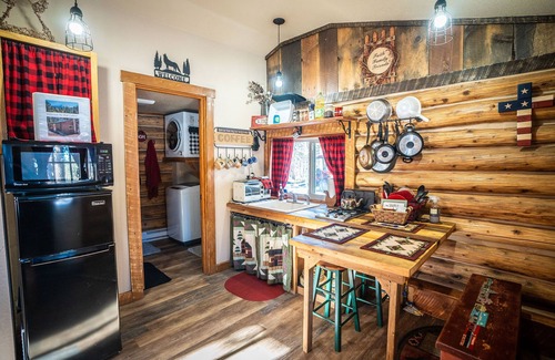 Divide House | Best L'il Bunkhouse on 40 Wooded Acres