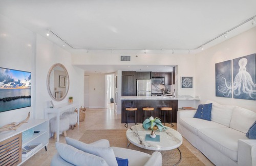 South Pointe Condo | BEST LOCATION 🏖️FAMILY FRIENDLY w BALCONY - 1 BLOCK to BEACH Parking & Laundry