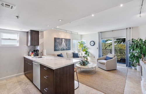 South Pointe Condo | BEST LOCATION 🏖️FAMILY FRIENDLY w BALCONY - 1 BLOCK to BEACH Parking & Laundry