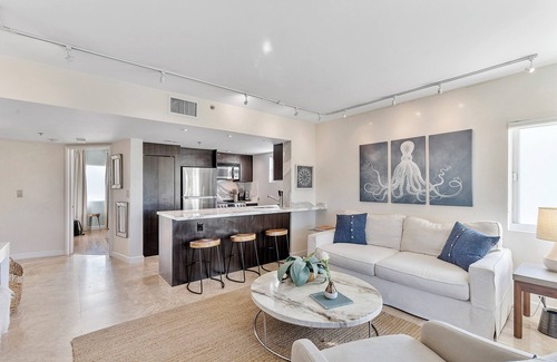 South Pointe Condo | BEST LOCATION 🏖️FAMILY FRIENDLY w BALCONY - 1 BLOCK to BEACH Parking & Laundry