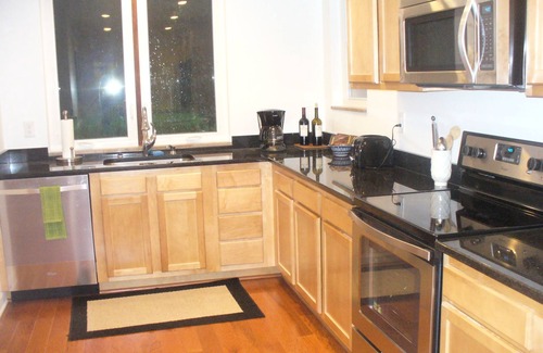 Knolls Thomas House | Best Location in Columbus 2800 sq ft safe - quiet street Great access to city