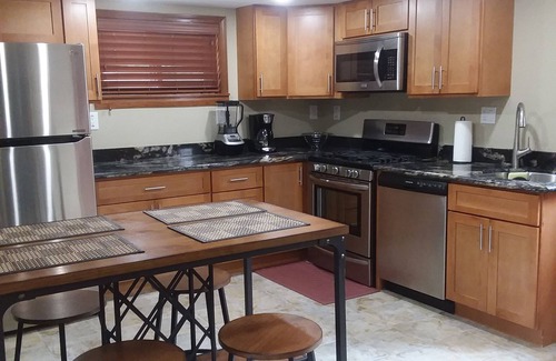 Des Moines House | Best location in Des Moines WA -Full kitchen, Strong Wi-Fi, Close to everything!