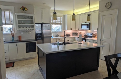 Galveston Cottage | Best price, best location: 3 minute walk to the beach: Inquire now.