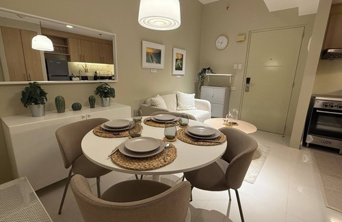 Salcedo Village Condo | Best Value-Beautiful 1BR in the Heart of Makati w WiFi, washer-dryer, pool & gym