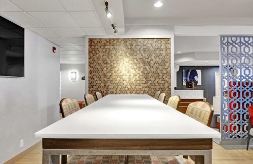 Holly Hotel | Best Western PLUS Navigator Inn & Suites